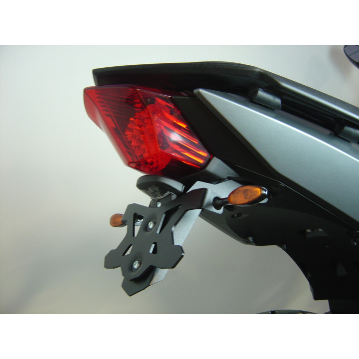 SUPPORT DE PLAQUE AVEC ECLAIREUR YAMAHA XJ6/S (09-17)